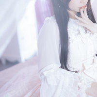 ふわふわロリータファッションの白いドレスを着た女性の写真