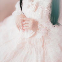 ロリータドレスのレースとフリルに彩られた女性の手元の写真