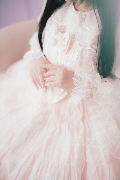 ロリータドレスのレースとフリルに彩られた女性の手元