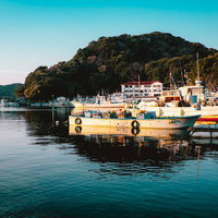 三重県答志島の港に停泊する漁船と港町の風景の写真