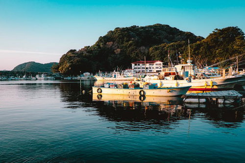 三重県答志島の港に停泊する漁船と港町の風景