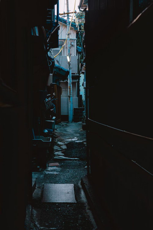 三重県答志島の狭く入り組んだ路地裏の風景