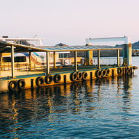 三重県答志島の定期船が停泊する黄色いタイヤ装備の桟橋発着場の写真