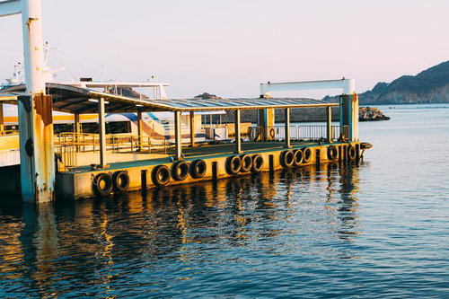 三重県答志島の定期船が停泊する黄色いタイヤ装備の桟橋発着場