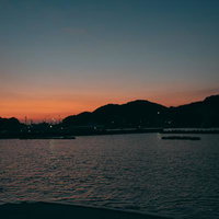 三重県答志島和具の漁港から見る朝焼けと漁船の写真