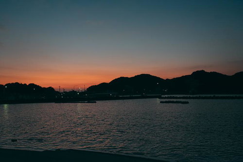 三重県答志島和具の漁港から見る朝焼けと漁船