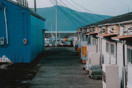 三重県答志島の漁港に並ぶ作業小屋と路地の風景