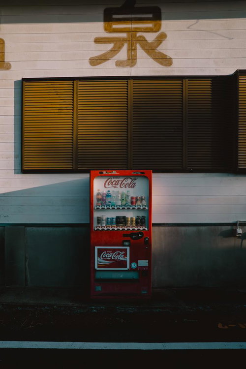 片隅に佇むレトロな赤いコカコーラの自販機