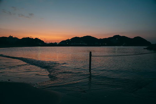 三重県答志島和具に打ち寄せる朝焼けの波打ち際