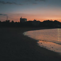 三重県答志島和具のビーチで見る朝焼けと波打ち際の写真