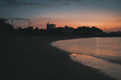 三重県答志島和具のビーチで見る朝焼けと波打ち際