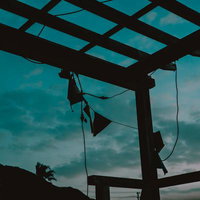 朝焼けの見晴し台にかかったフラッグのシルエットの写真