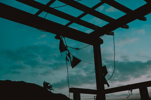 朝焼けの見晴し台にかかったフラッグのシルエット