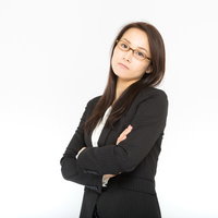 イライラを隠しきれないオフィスの女性社員の写真
