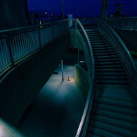 ウッドデッキと大さん橋の自販機の写真