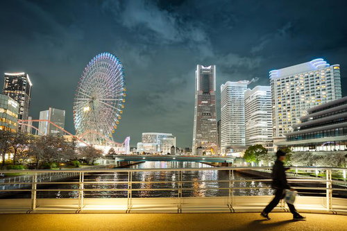 オレンジ色の救命浮環と対岸の工業地帯夜景