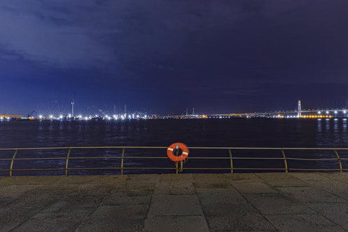 シンボルが映える横浜ベイサイドの夕景