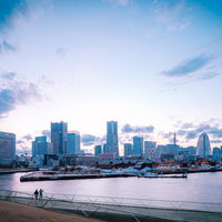 赤いネオン看板が照らす夜の横浜中華街の角地の写真