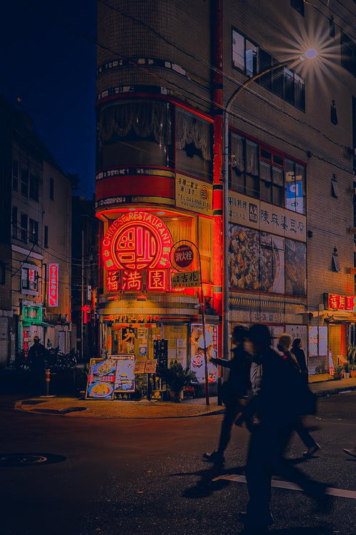 黄色いバラが咲く美しい庭園の小道