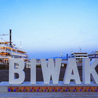 BIWAKOモニュメントと外輪船の夕景の写真