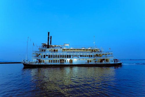 青く染まる夕暮れの琵琶湖とクルーズ船