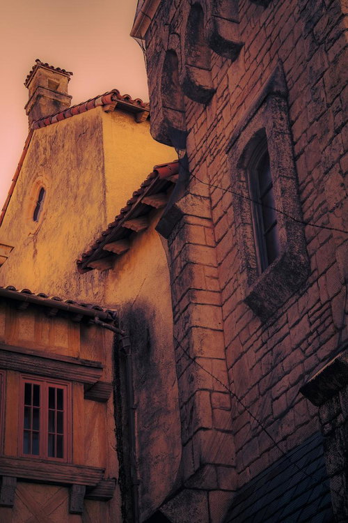 夕焼けに染まるポルトヨーロッパの石造建築群