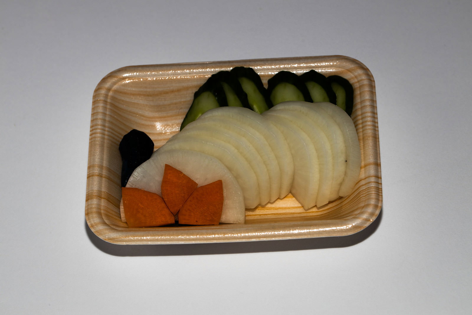 木製容器に入った白菜とにんじんの浅漬パック