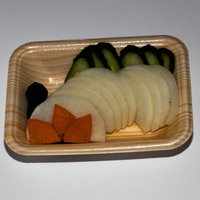 スーパーで買った浅漬のパック、白菜とにんじんの野菜漬物の写真