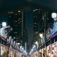 日が落ちた月島商店街の街灯が灯る夜景と店舗の写真