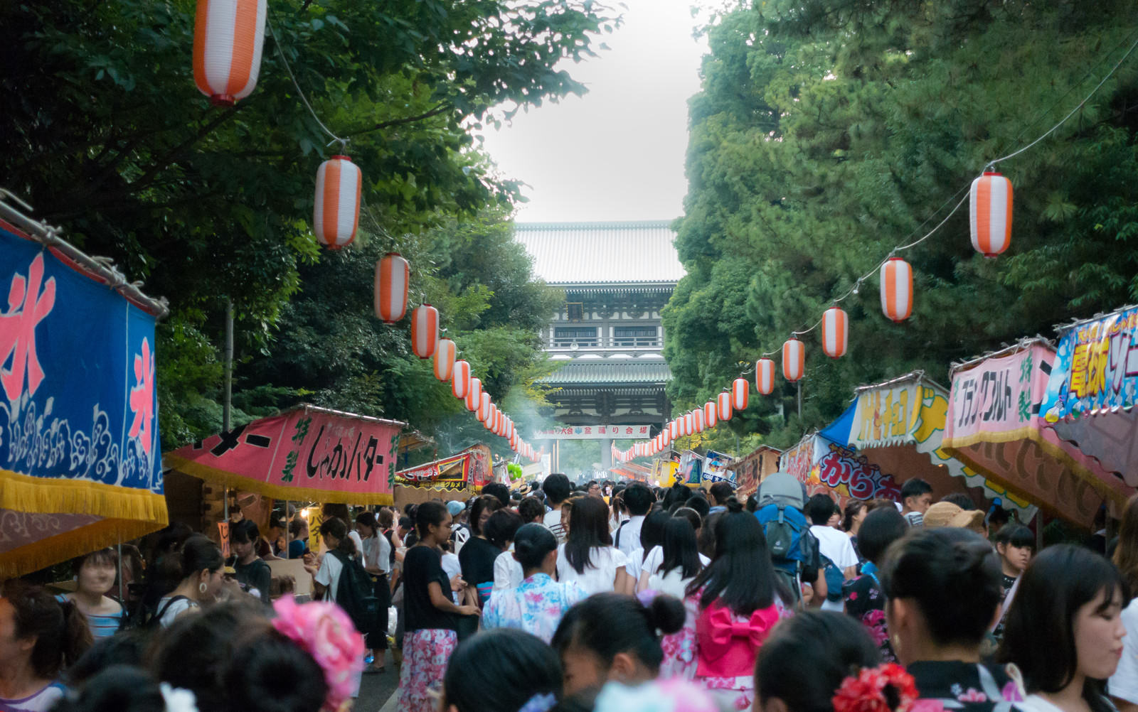 總持寺の境内で開催されている夏祭りの屋台と人混みの様子