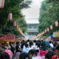 曹洞宗大本山總持寺の夏祭りと屋台の賑わいの写真