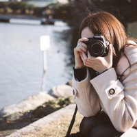 デート中にカメラを向けてくる彼女の写真