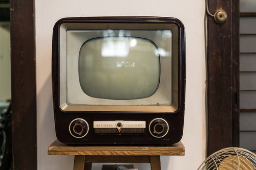 木製ケースの白黒アナログテレビ、ブラウン管と操作ダイヤル