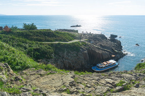 東尋坊の崖上からのぞき見た遊覧船の乗り場