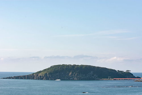 雄島のハチの巣岩（柱状節理）の辺りを進む遊覧船