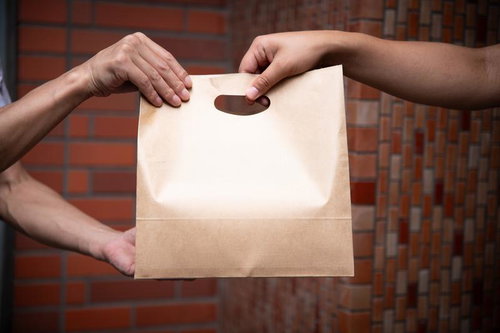 受け子「例の物です」