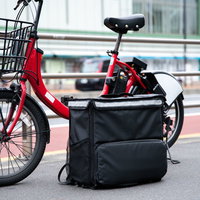 フードデリバリー配達用の保温バッグとシェアサイクルの写真