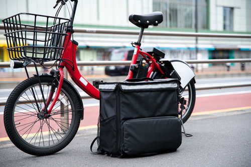 フードデリバリー配達用の保温バッグとシェアサイクル