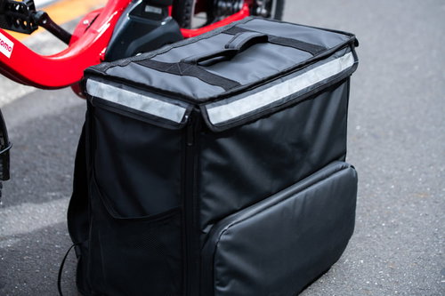 フードデリバリー配達に使う黒い四角い保温バッグ