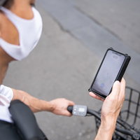 地図アプリで配達ルートを確認する配達パートナーの写真