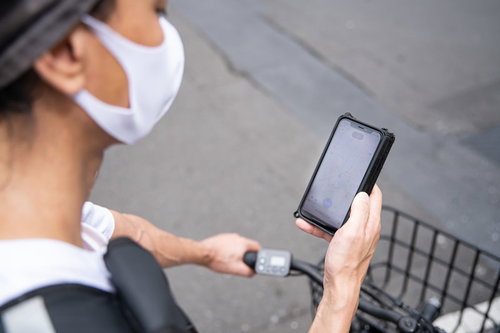 地図アプリで配達ルートを確認する配達パートナー