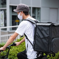 副業をはじめた配達員が自転車を押す姿勢の写真