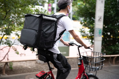 街中でよく見かける赤チャリ配達員の配達風景