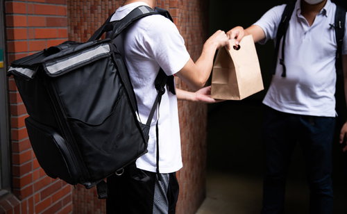 お客様に注文品をお届けする配達パートナーの受け渡し場面