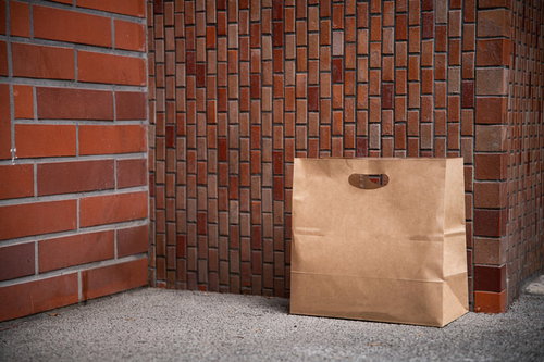 フードデリバリーの置き配で忘れられた紙袋