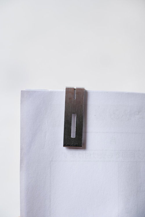 用紙を留めた木製クリップ、白い紙に濃い茶色のクリップ