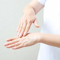 手の甲にクリームを塗るハンドケア、保湿ケアの実践例の写真