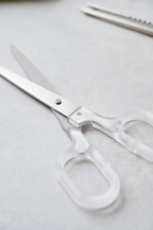 白いプラスチック製の持ち手付き金属ハサミ