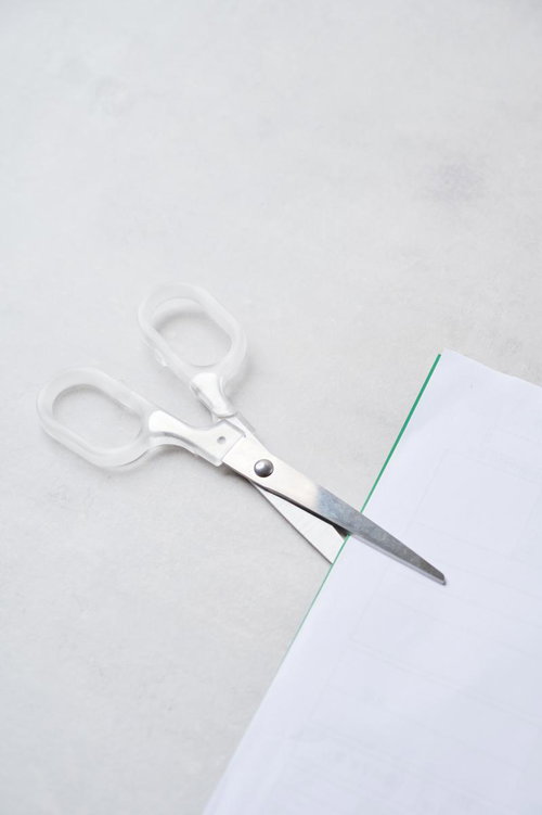 白いハサミで用紙をカットする文具を使った工作