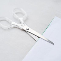 白いハサミで用紙を切る様子の写真